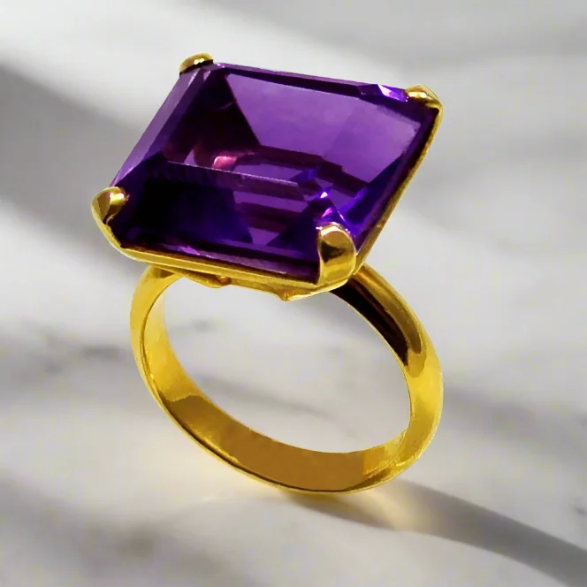 vintage engagement rings for men with diamonds-Ring in 18k Gold with amethyst (B-09)