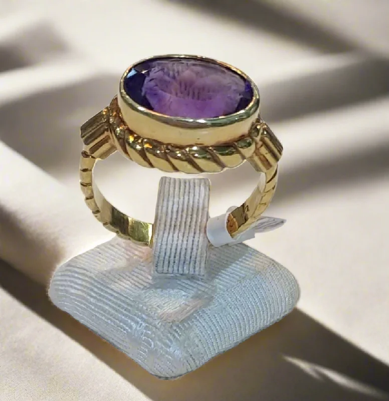 men’s wedding rings with custom diamonds and sapphires-Ring in 18k gold with an amethyst stone