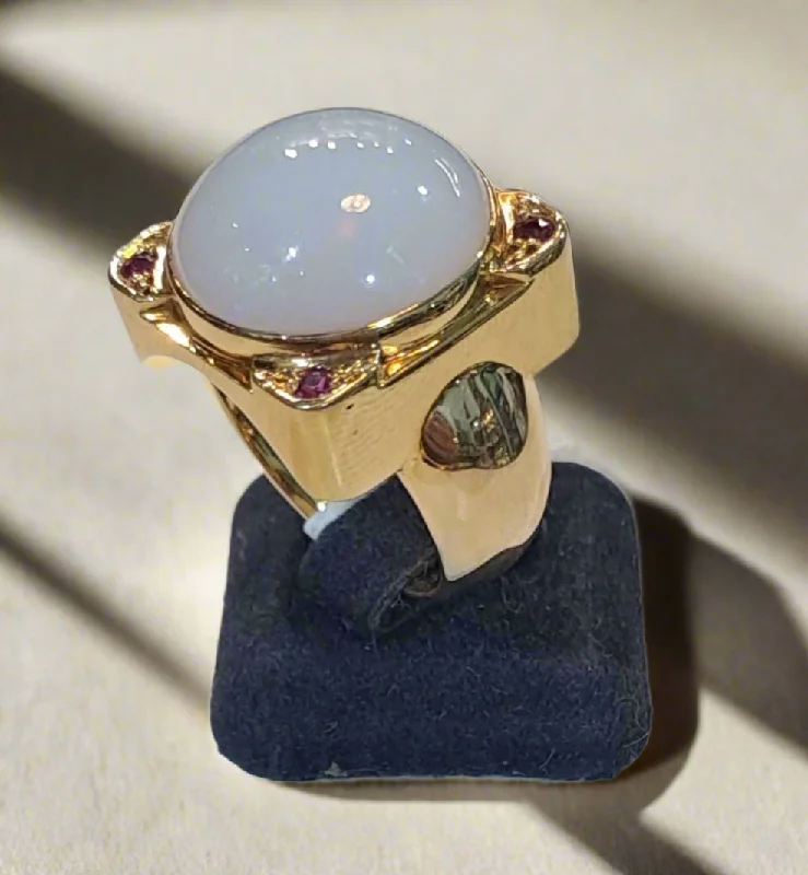 men’s rings with sapphires for wedding bands-Ring in 18k gold with white Opal (Australian) and rubies